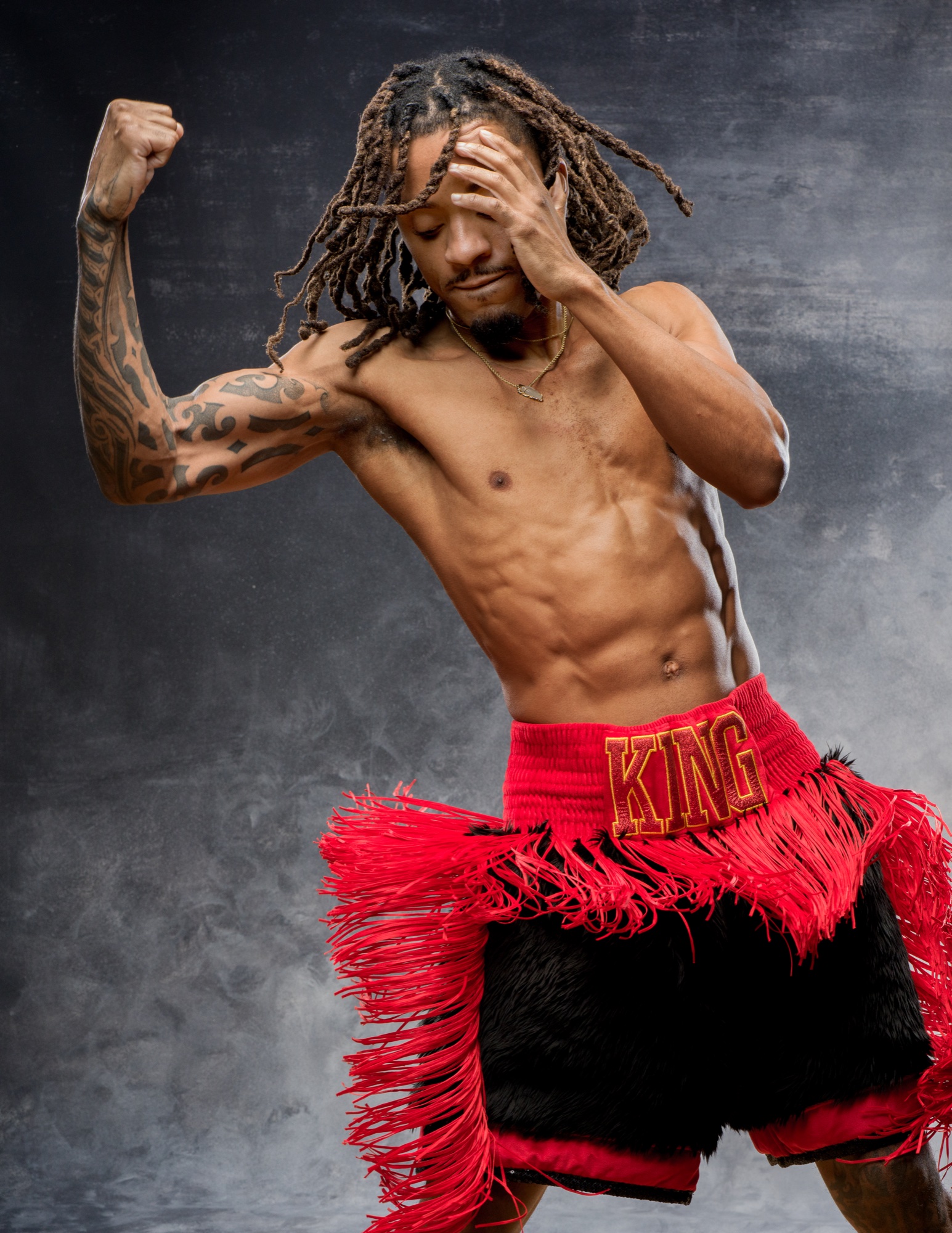Boxer Jordan King, red KING shorts, studio
